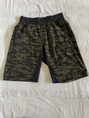 lululemon athletica Men's Olive Camo Athletic Shorts with Black Waistband M